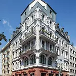 Burns Art Hotel
