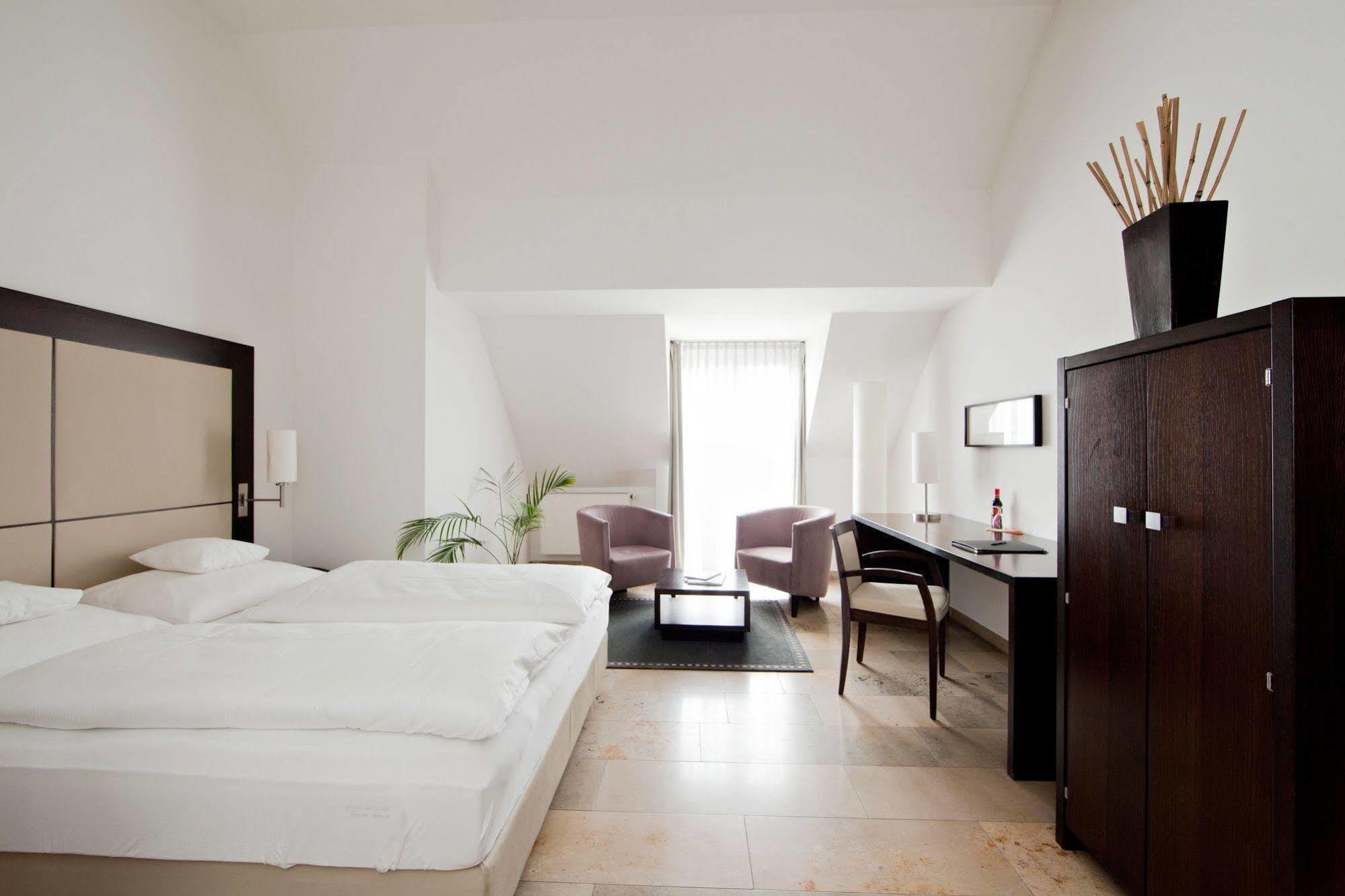 Burns Art 4* Dusseldorf